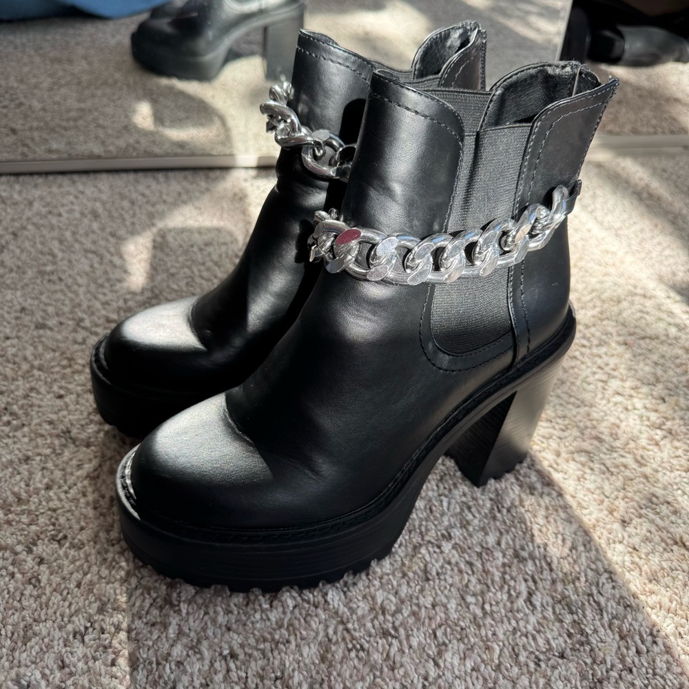 Madden Girl Kamora Platform Chelsea Boot with chains size 7.5
